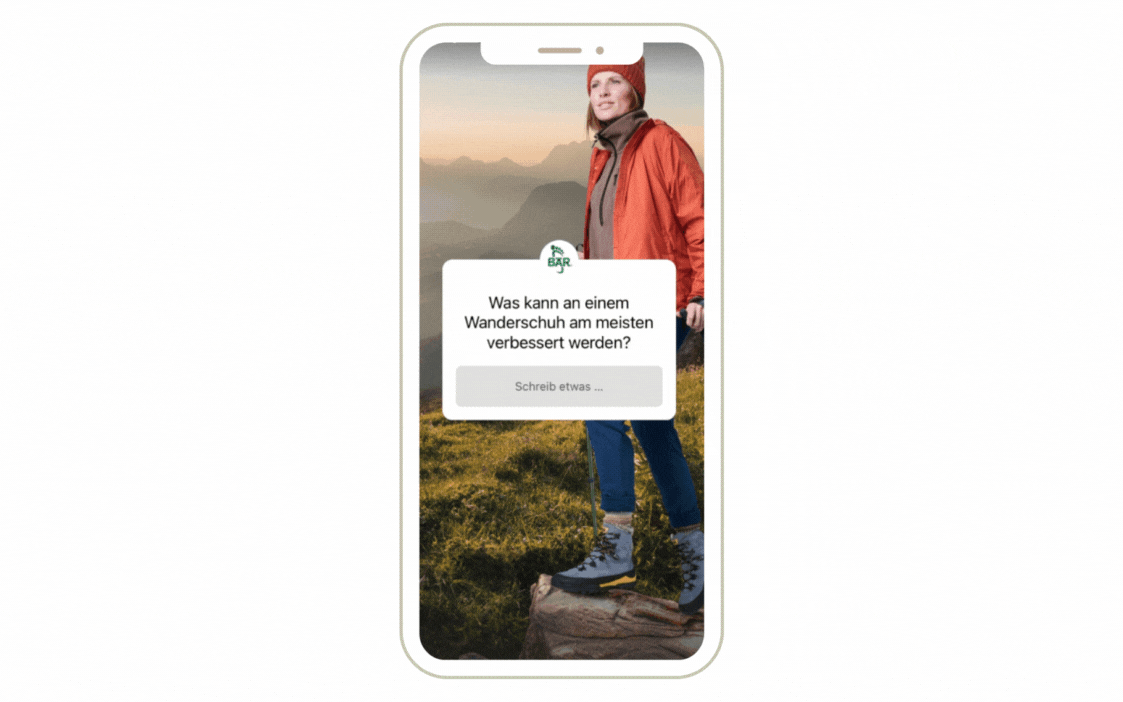Umfrage auf Smartphone über Verbesserung von Wanderschuhen Smartphone mit Umfrage über Wanderschuhe vor Berglandschaft