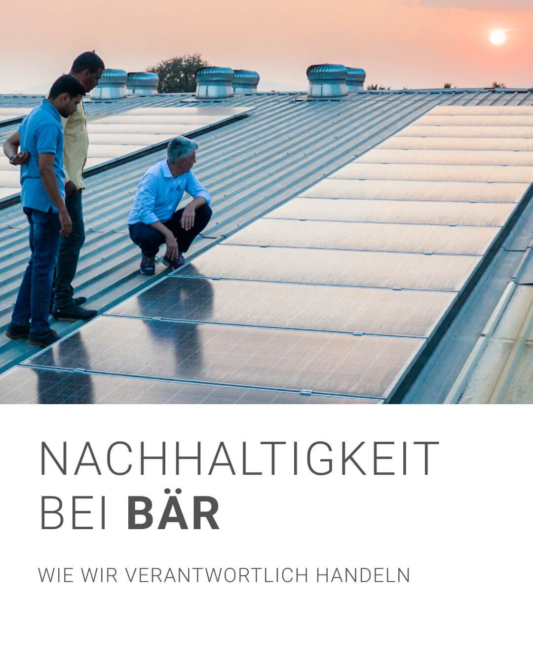 Drei Männer auf einem Dach überprüfen Solarmodule im Abendlicht