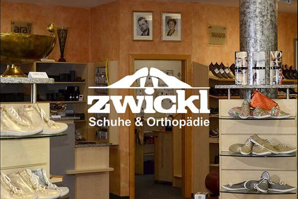 Innenansicht des Schuh- und Orthopädiegeschäfts Zwickl Foto des Schuh- und Orthopädiegeschäfts Zwickl mit Regalen voller Schuhe und Dekorationen im Ladeninneren.