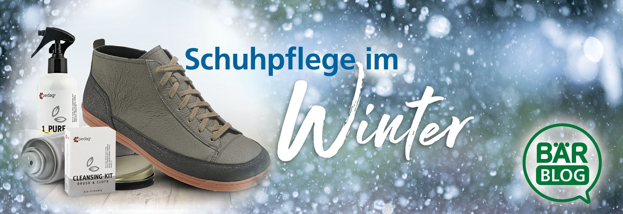 Winter-Schuhpflege: Tipps für die richtige Pflege Ihrer Schuhe bei Kälte Ein Schuh mit Pflegeprodukten für die Wintersaison auf einem verschneiten Hintergrund. BÄR Blog über Schuhpflege im Winter.