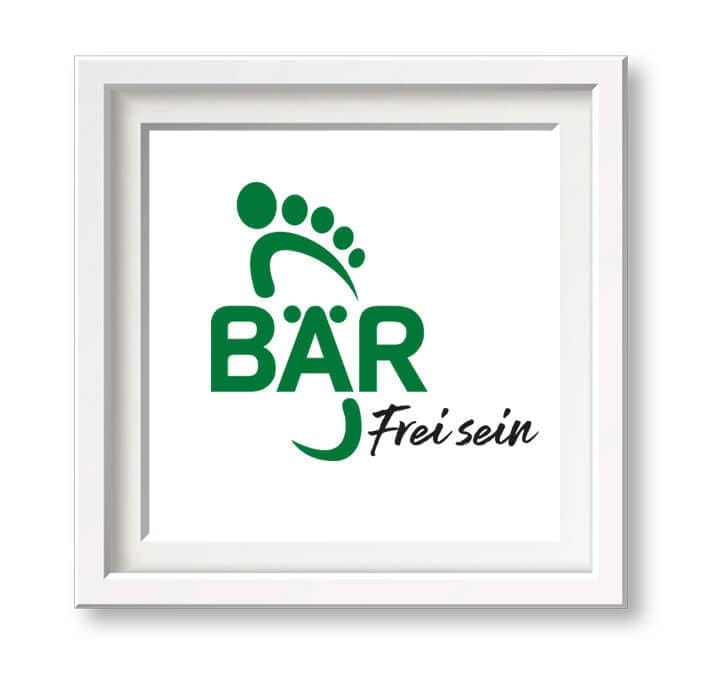 Logo der Marke BÄR mit grünem Fußsymbol und Slogan 'Frei sein', eingerahmt in weißem Rahmen