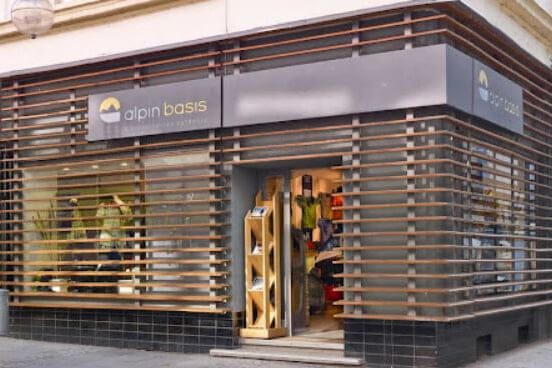 Außenansicht eines Outdoor-Geschäfts mit moderner Holzfassade Storefront eines Outdoor-Ladens mit Holzdetails und Schaufenstern