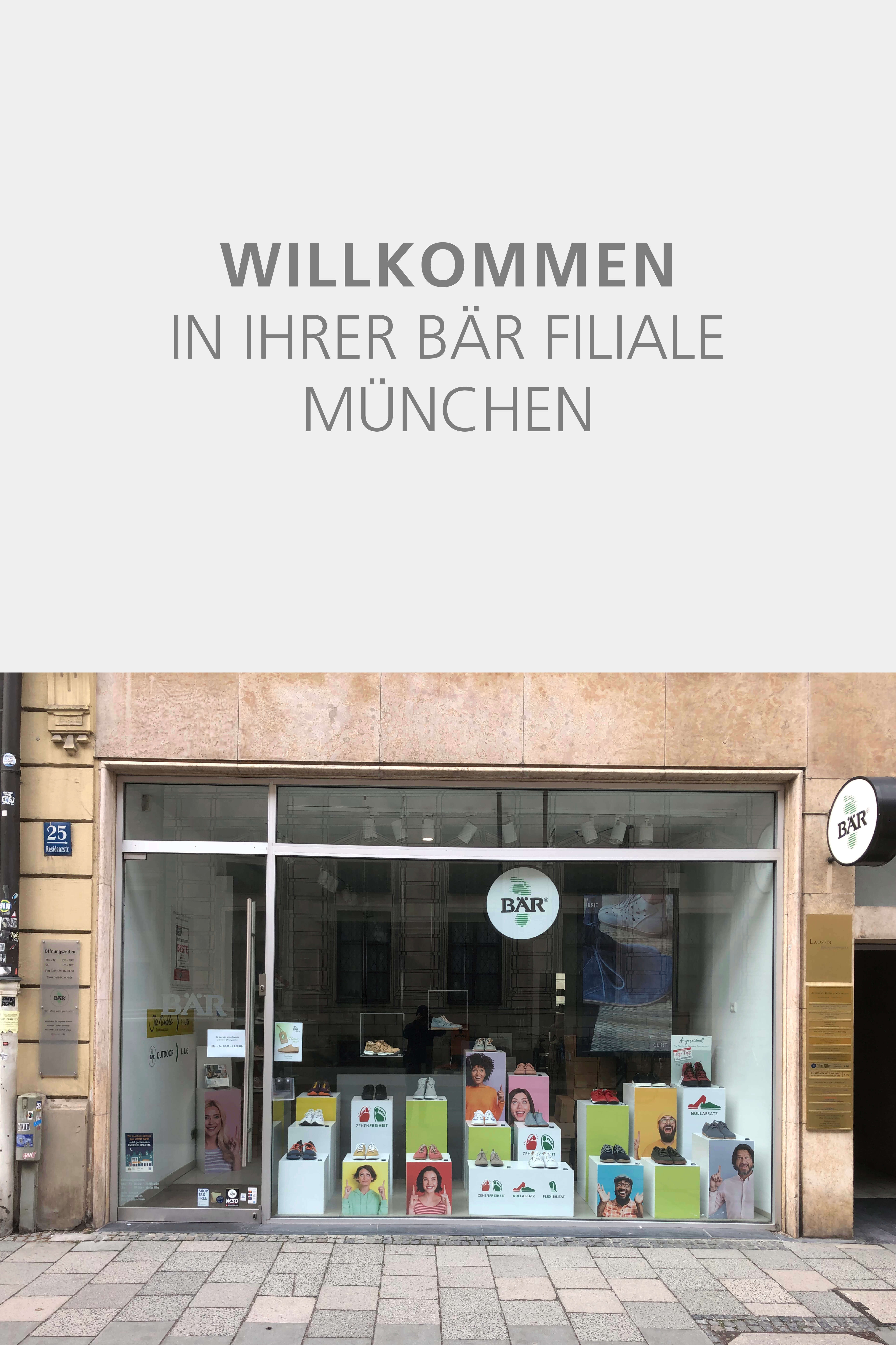 Außenansicht der BÄR Filiale in München mit Schaufensterdekoration.