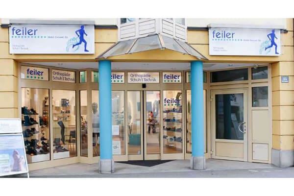 Eingangsbereich des Fachgeschäfts für Orthopädie-Schuhtechnik Feiler Foto der Außenansicht des Orthopädie-Schuhtechnikgeschäfts Feiler mit einladender Glasfront