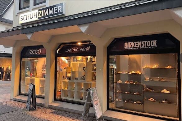 Schuhgeschäft mit Ecco, Waldläufer und Birkenstock Marken Außenansicht eines Schuhgeschäfts mit den Marken Ecco, Waldläufer und Birkenstock
