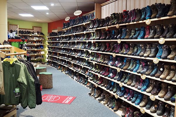 Vielseitige Auswahl an Wanderschuhen im Laden Regale voller verschiedener Wanderschuhe in einem Geschäft