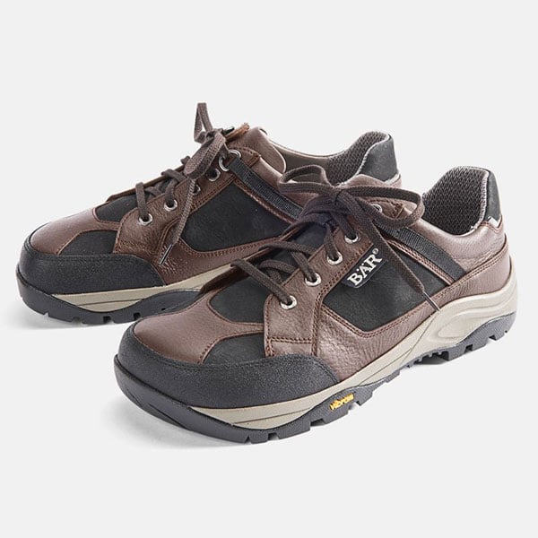 Bequemschuhe für Herren aus Leder und Stoff in Braun Ein Paar braune Herrenfreizeitschuhe aus einer Kombination aus Leder und Stoff mit robusten Sohlen, speziell für Komfort entworfen.