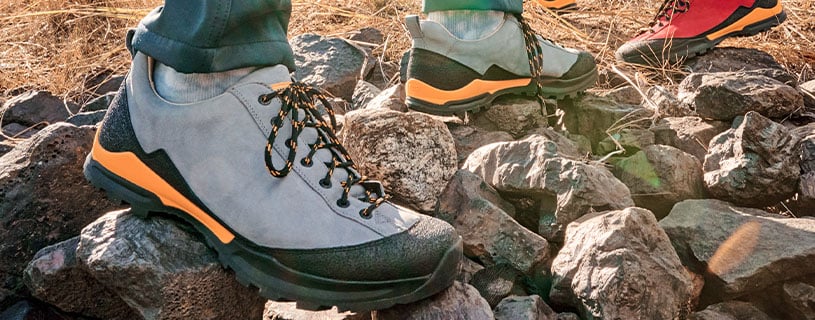 Nahaufnahme von Wanderschuhen auf Felsen in freier Natur