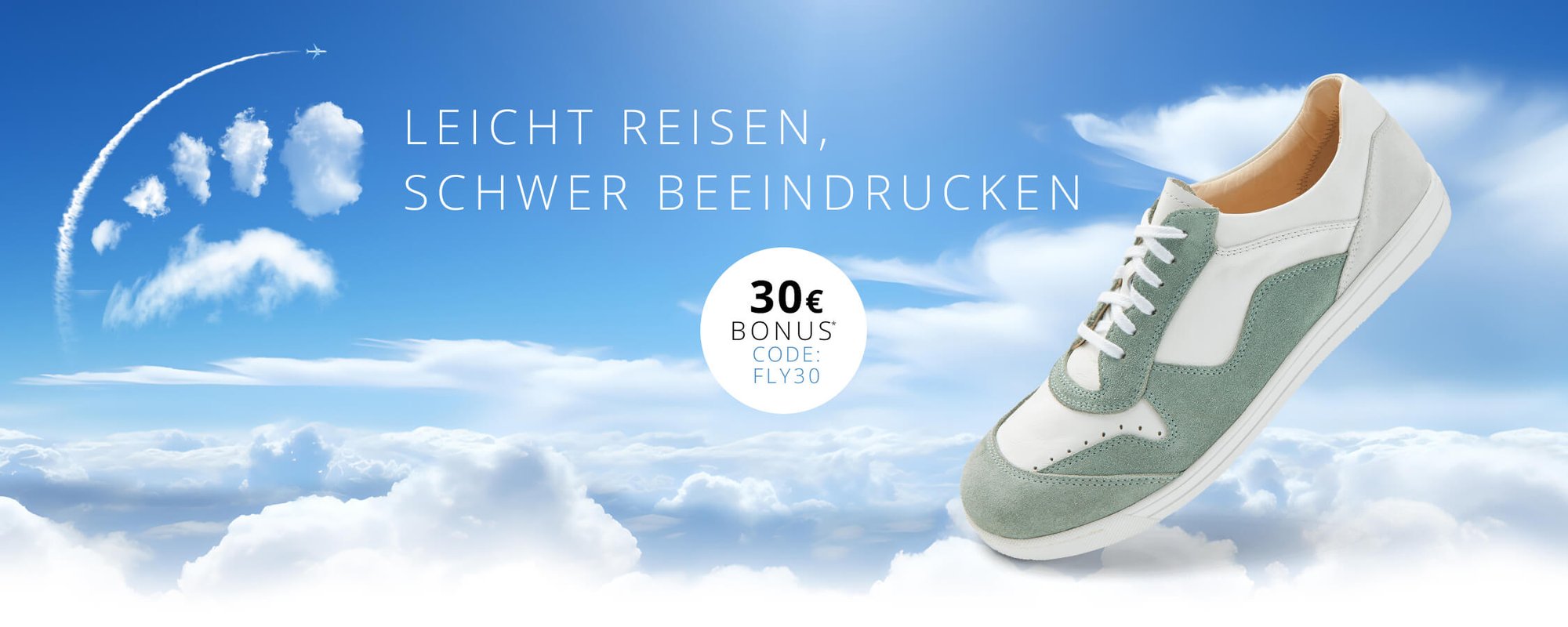 Sneaker mit grünem und weißem Design vor blauem Himmel, Wolken und Flugzeugspur, mit Text 'Leicht reisen, schwer beeindrucken' und Bonuscode FLY30