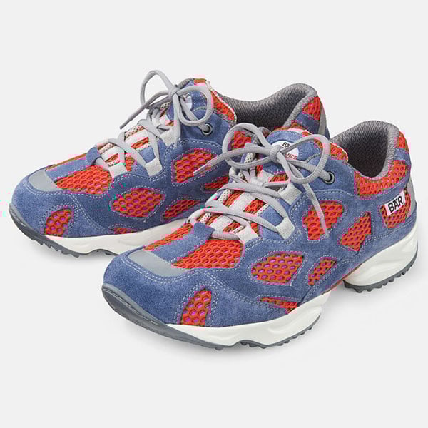 Modernes Design: Lässige Sportschuhe in Blau und Rot Ein Paar blau-rote Sportschuhe mit auffälligem Netzdesign und grauen Schnürsenkeln auf weißem Hintergrund