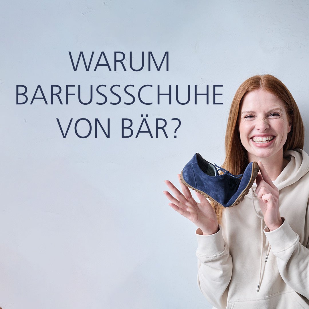 Lächelnde Frau hält einen blauen Barfußschuh vor einem Text mit der Frage: Warum Barfußschuhe von BÄR?