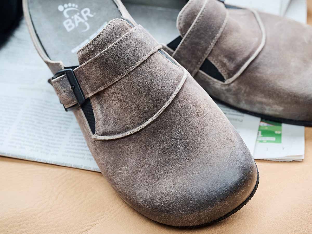 BÄR Schuhe Herrenschuhe Marlon in taupe aus Rindveloursleder gewachst - Anlass: Hausschuhe (Emotionsbild) BÄR Schuhe Herrenschuhe Hausschuhe Marlon taupe Rindveloursleder gewachst Emotionsbild