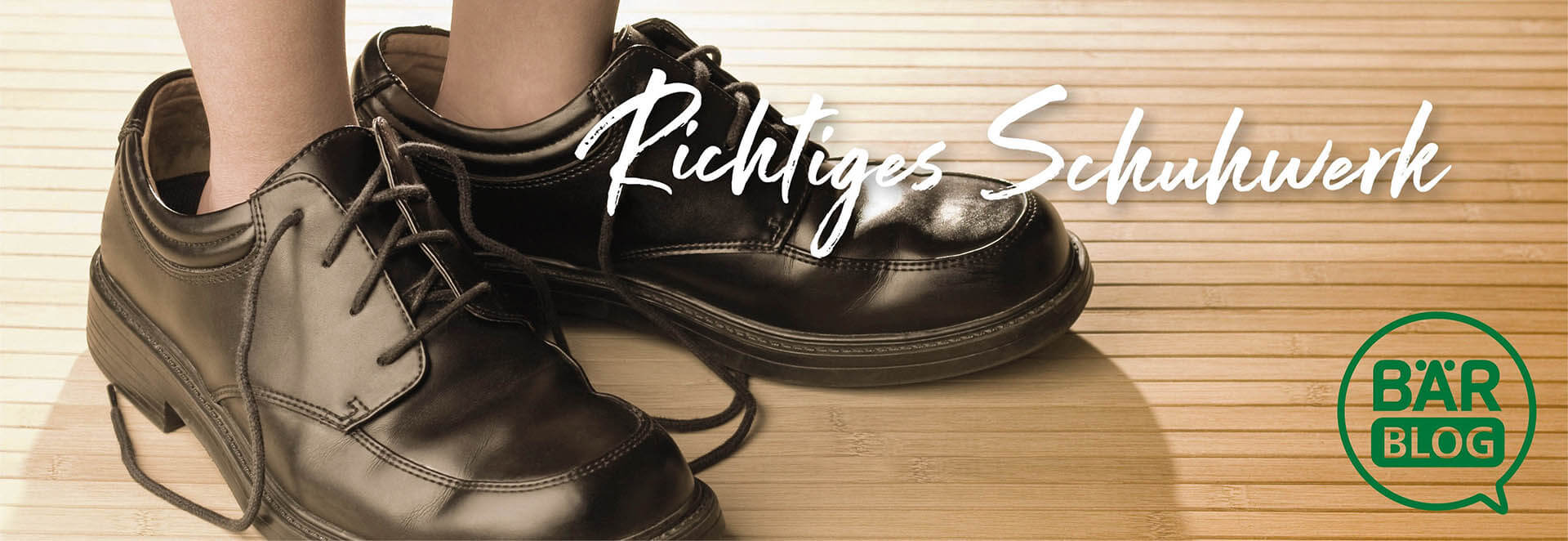 Elegante schwarze Lederschuhe für den perfekten Auftritt Person trägt elegante schwarze Lederschuhe auf Holzboden, Text 'Richtiges Schuhwerk' im Hintergrund, BÄR Blog Logo