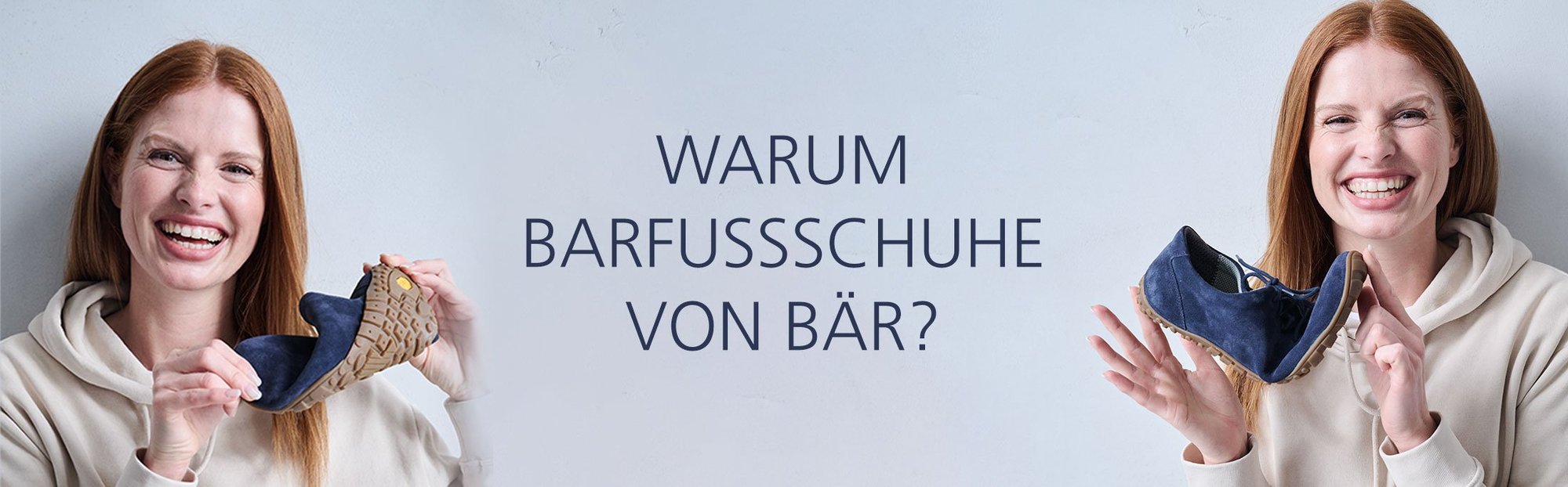 Lächelnde Frau präsentiert Barfußschuhe von BÄR