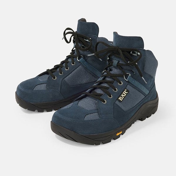 Bequeme und robuste Wanderstiefel in Blau mit optimalem Halt Paar blaue Wanderstiefel mit stabiler Sohle und schwarzen Schnürsenkeln