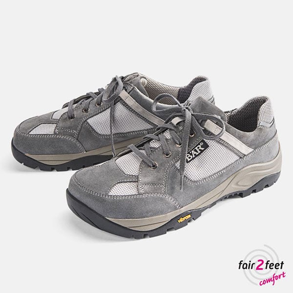 Bequeme graue Wanderschuhe mit Vibram-Sohle für optimalen Halt Graue Wanderschuhe mit Vibram-Sohle und Schnürung auf weißem Hintergrund