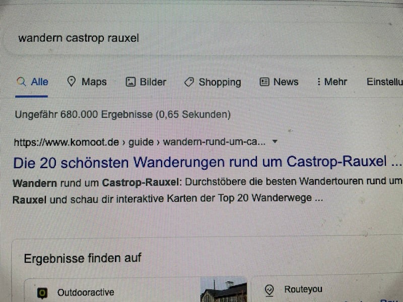 Google-Suchergebnisse für 'wandern castrop rauxel' mit Komoot-Guide Ein Bildschirmfoto zeigt die Google-Suche nach 'wandern castrop rauxel', der erste Eintrag führt zu Komoot mit den 20 schönsten Wanderungen rund um Castrop-Rauxel.