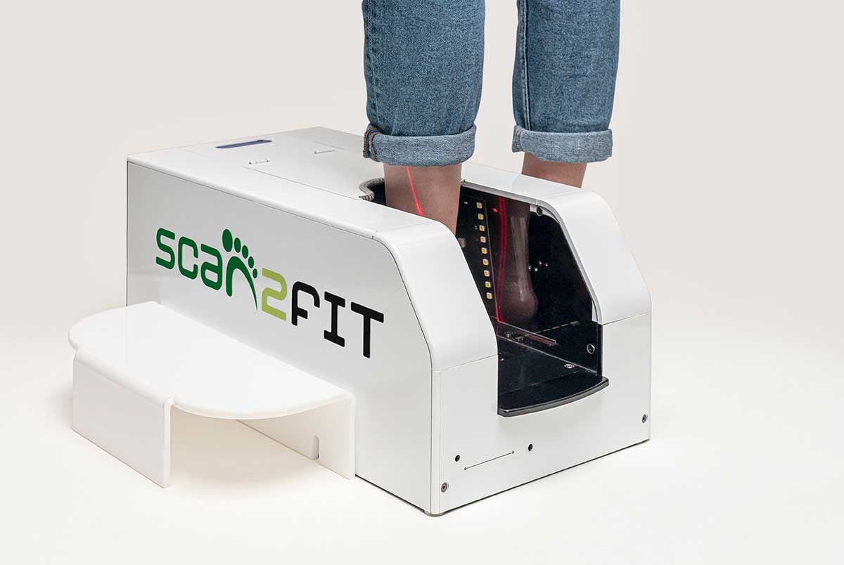 Scan2Fit Fußscanner für exakte Schuhgrößen Person scannt Füße mit Scan2Fit Gerät für genaue Schuhgröße