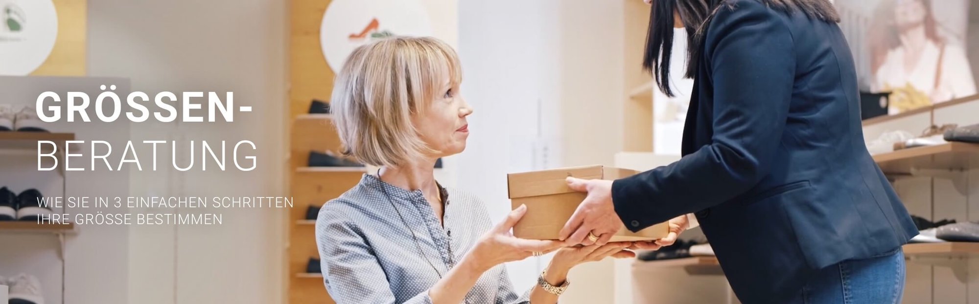 Größenberatung: Bestimmen Sie Ihre Größe in 3 Schritten Zwei Frauen bei einem Beratungsgespräch in einem Schuhgeschäft, eine hält einen Schuhkarton