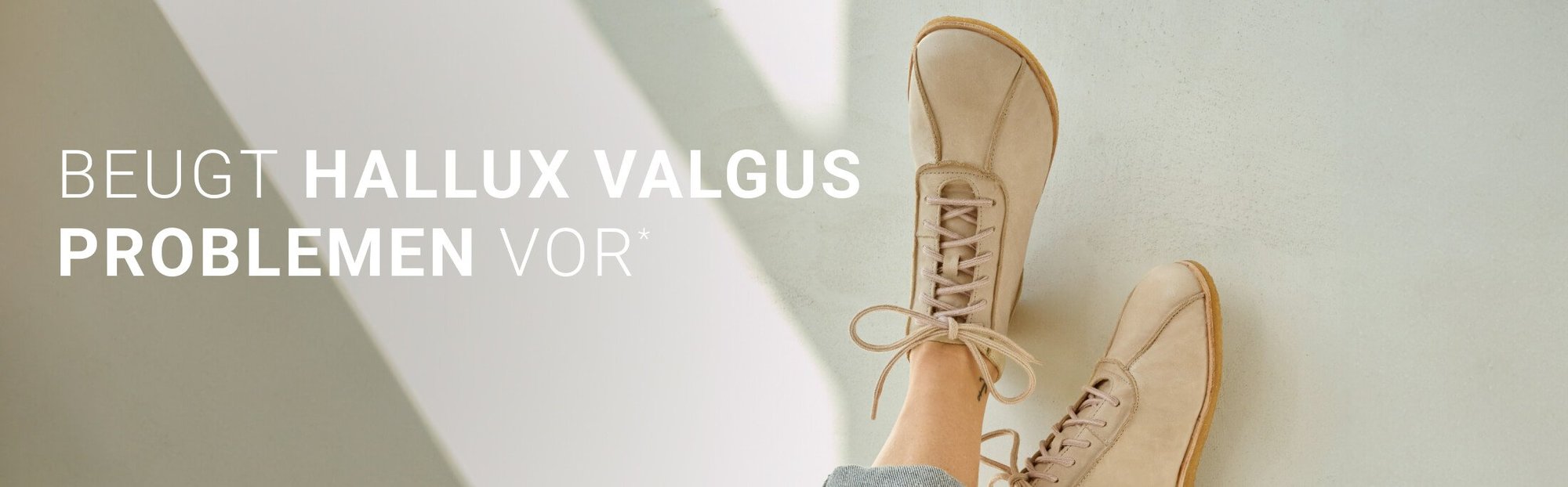 Bequeme Schuhe gegen Hallux Valgus Damenfüße in beigen Schnürschuhen mit Text 'Beugt Hallux Valgus Problemen vor'
