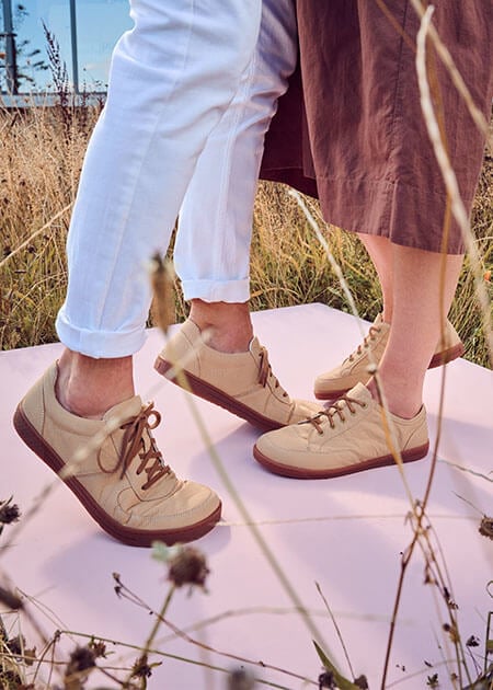 BÄR Schuhe Damenschuhe Emma vegan in sand aus HyphaLite™ - Veganes Obermaterial mit Pilzen - Anlass: Freizeitschuhe (Emotionsbild) BÄR Schuhe Damenschuhe Freizeitschuhe Emma vegan sand HyphaLite™ - Veganes Obermaterial mit Pilzen Emotionsbild