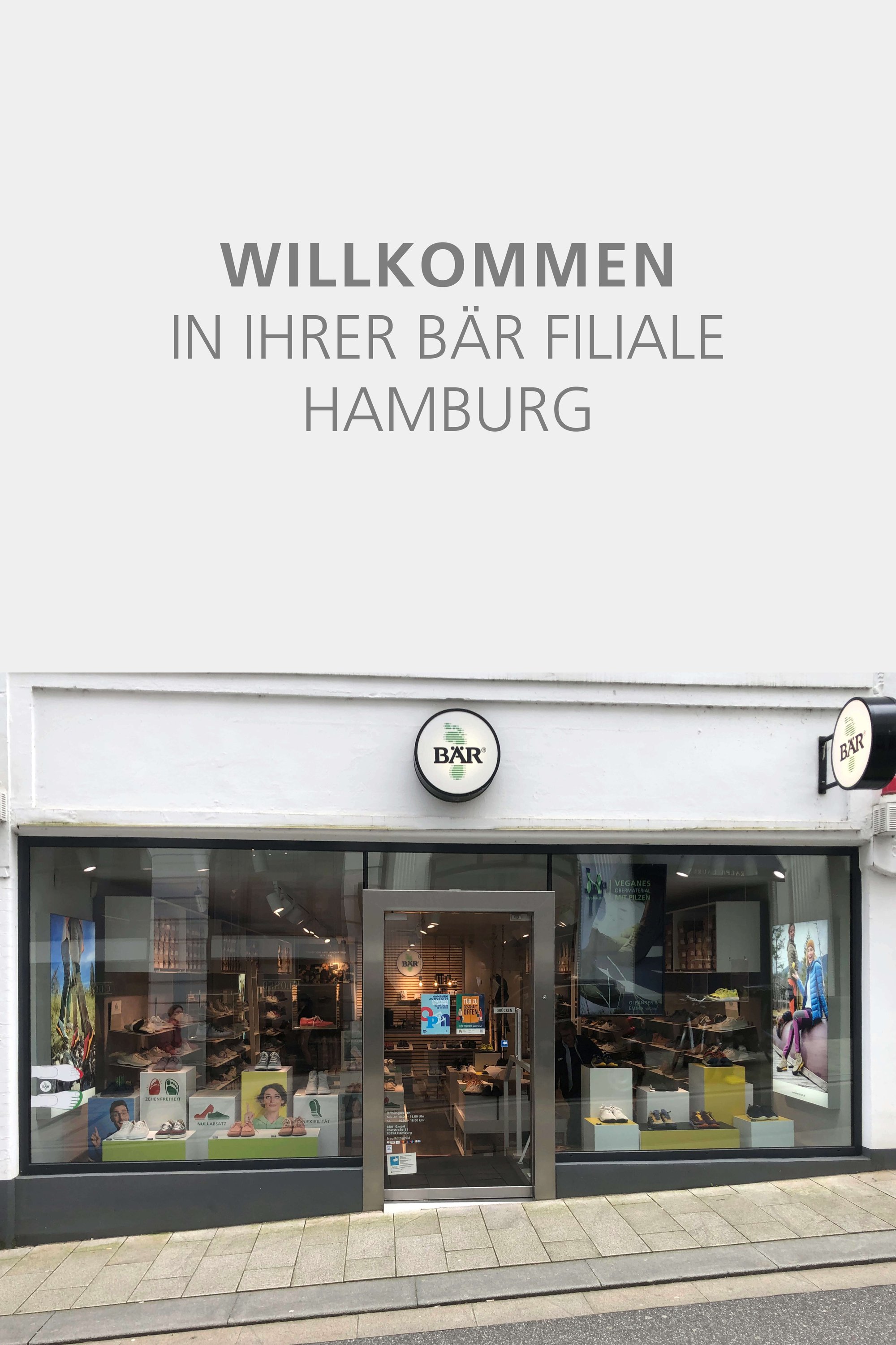 BÄR Shoes Geschäft in Hamburg Eingang zur BÄR Shoes Filiale in Hamburg mit Schaufenster und Beschriftung 'Willkommen in Ihrer BÄR Filiale Hamburg'.