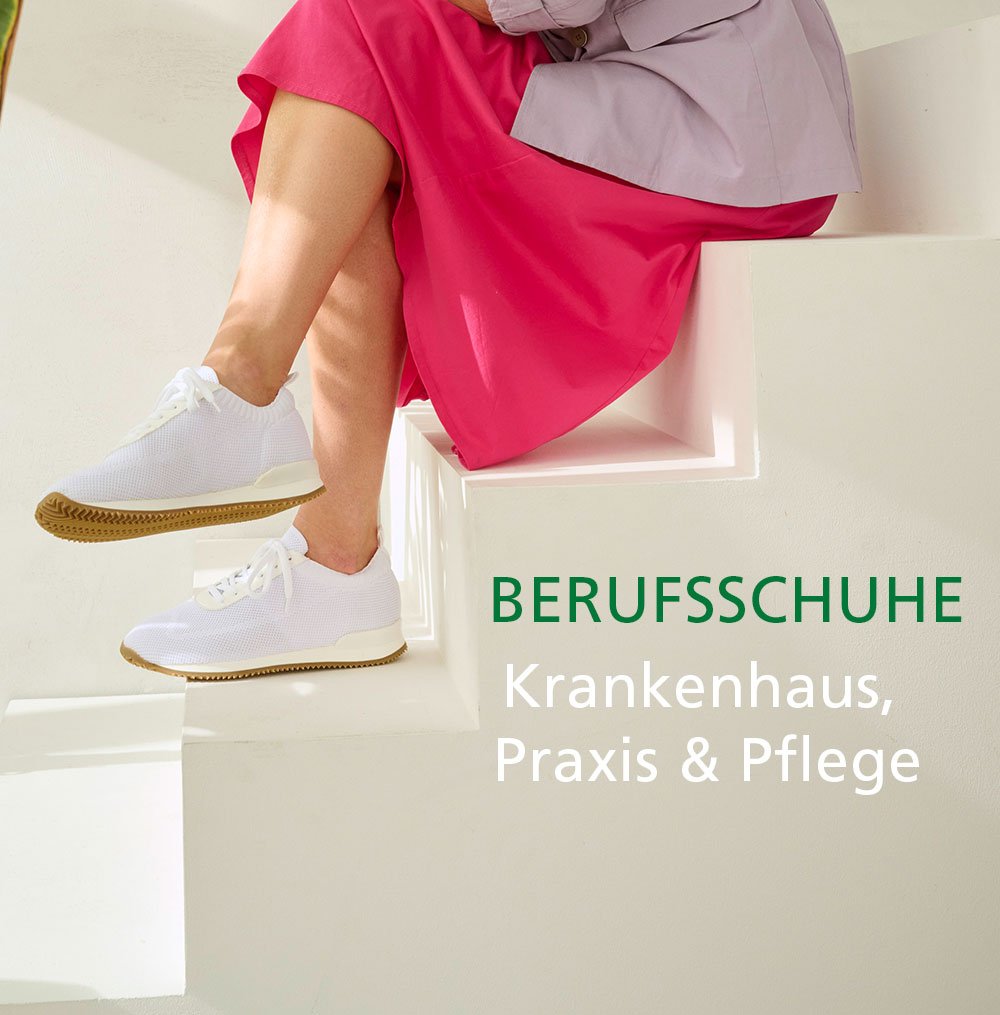 Bequeme Berufsschuhe für Krankenhaus, Praxis und Pflege Person in weißen Sneakers sitzt auf einer weißen Treppe. Der Text 'Berufsschuhe Krankenhaus, Praxis & Pflege' ist sichtbar.