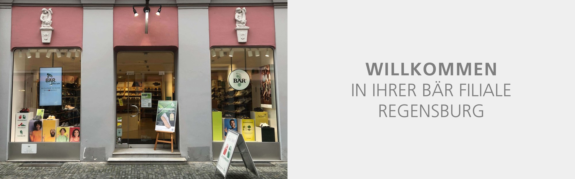 Eingang der BÄR Schuh-Filiale in Regensburg Außenansicht der BÄR Schuh-Filiale in Regensburg mit bunten Schaufenstern und Willkommenstext