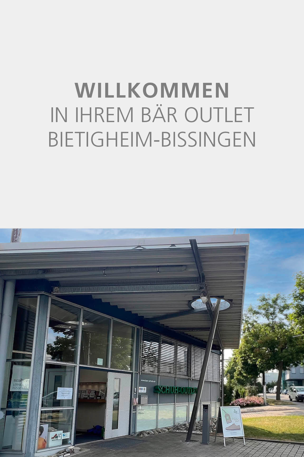 Außenansicht des Bär Outlets in Bietigheim-Bissingen mit Willkommensschild