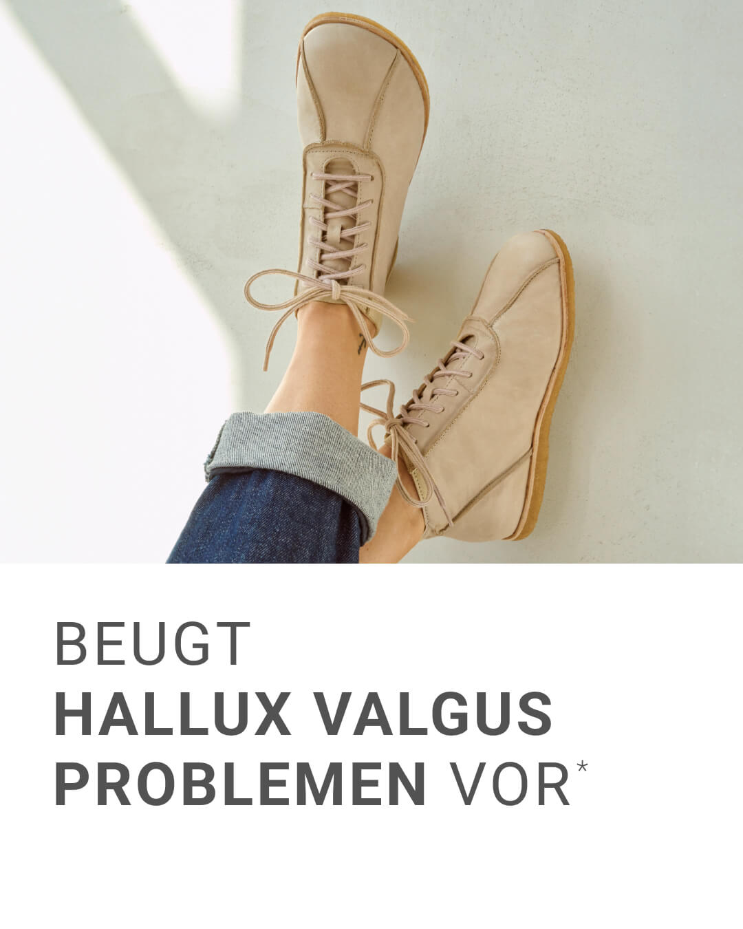 Bequeme Schuhe zur Vorbeugung von Hallux Valgus Problemen Person trägt bequeme beige Schuhe, die Hallux Valgus Problemen vorbeugen
