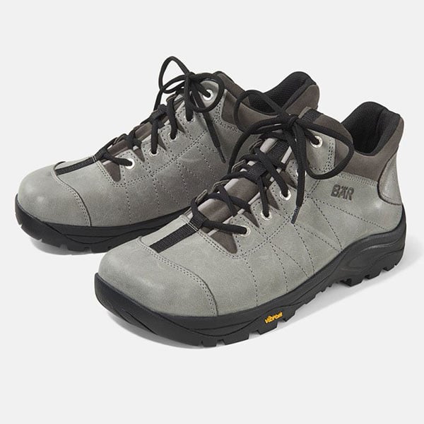 Graue Wanderschuhe mit robustem Design Ein Paar graue Wanderschuhe mit schwarzer Sohle und Schnürsenkeln, geeignet für Outdoor-Abenteuer