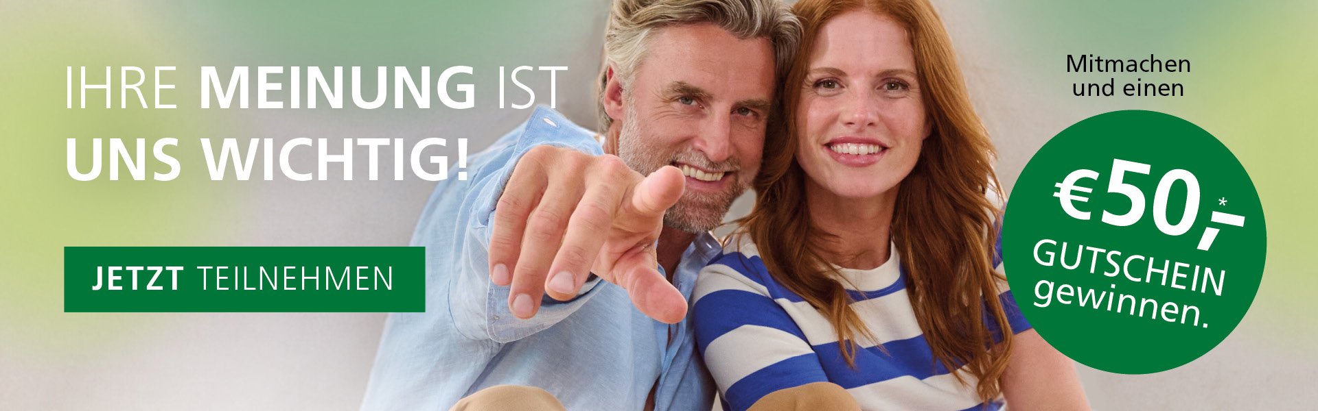 Teilnehmer gewinnen 50 Euro Gutschein durch Meinungsumfrage Lächelndes Paar zeigt auf Text, um an Umfrage teilzunehmen und 50 Euro Gutschein zu gewinnen