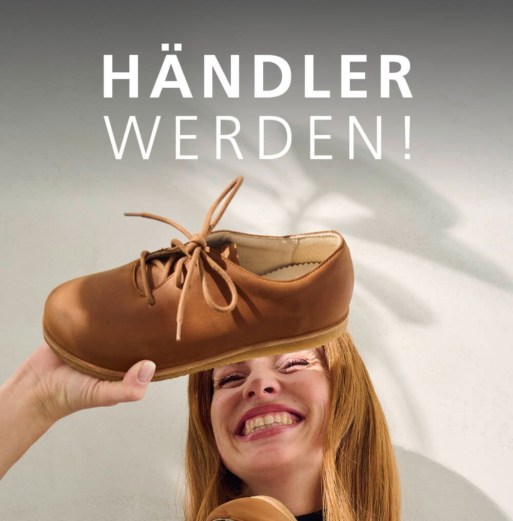 Eine lachende Frau hält einen braunen Lederschuh in die Kamera mit dem Text 'Händler werden' im Hintergrund.