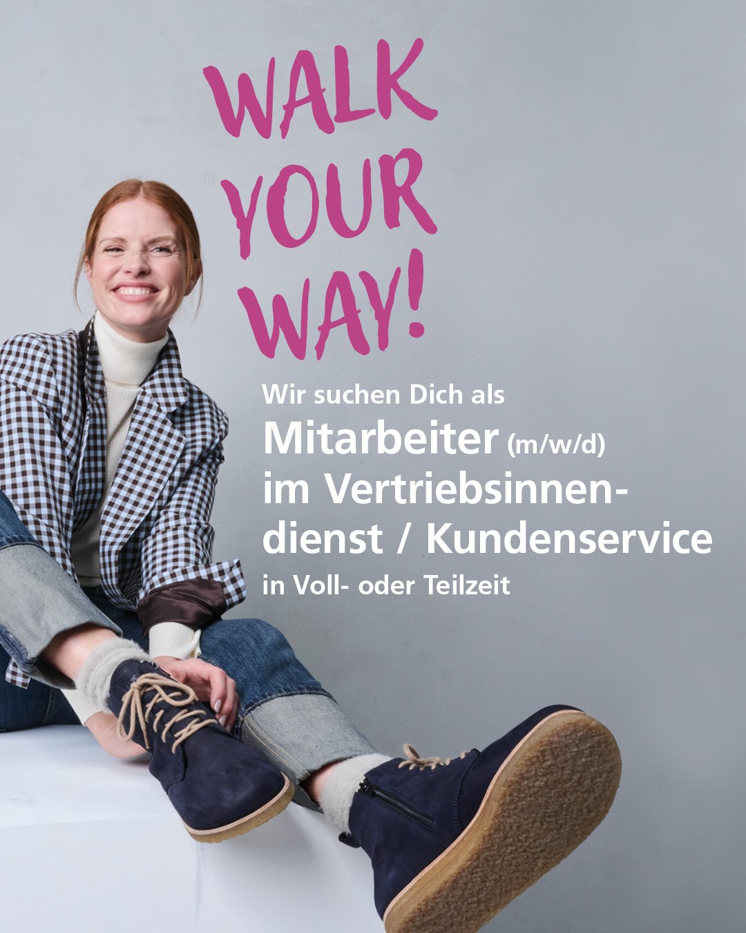 Junge Frau in Freizeitkleidung mit dem Text: 'Walk your way! Wir suchen Dich als Mitarbeiter im Vertriebsinnendienst/Kundenservice in Voll- oder Teilzeit.'