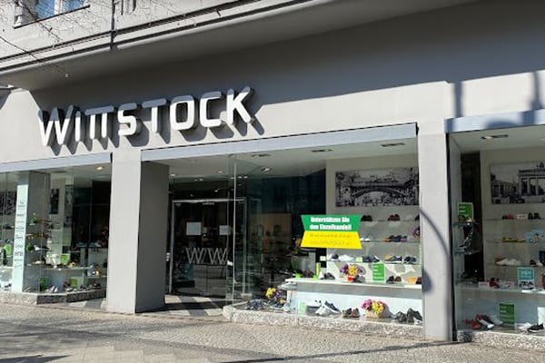 Schaufenster eines Schuhgeschäfts mit der Aufschrift 'Wittstock' und Schuhen in der Auslage