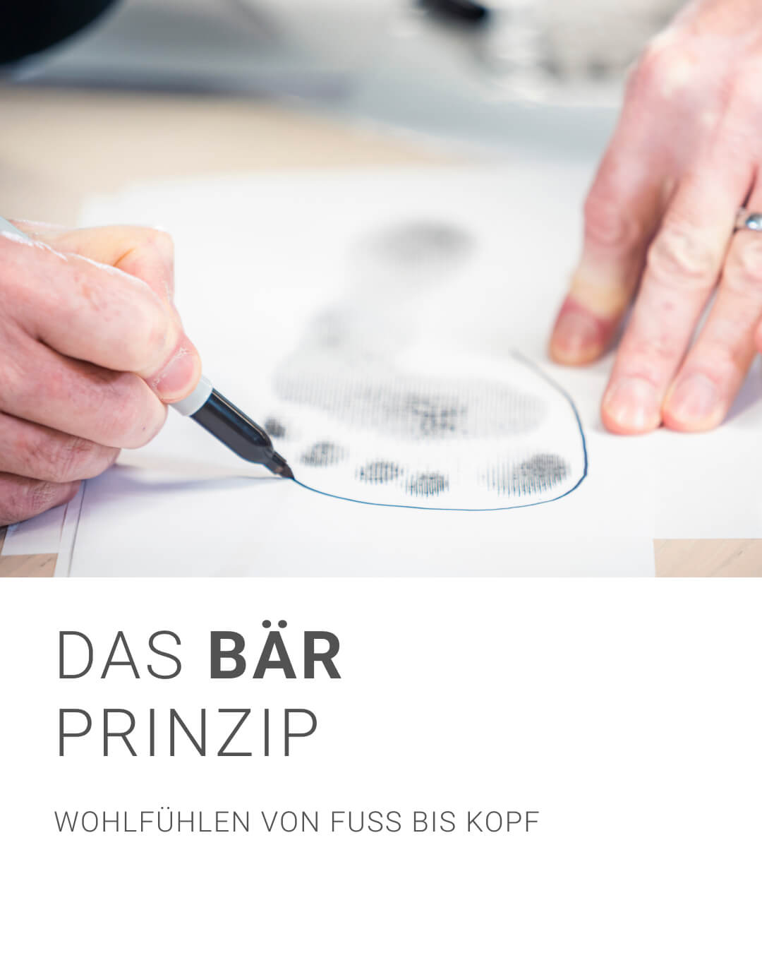 Nahaufnahme einer Hand, die einen Bleistift hält und eine Zeichnung bearbeitet, mit dem Slogan 'Das BÄR Prinzip – Wohlfühlen von Fuß bis Kopf' darunter.