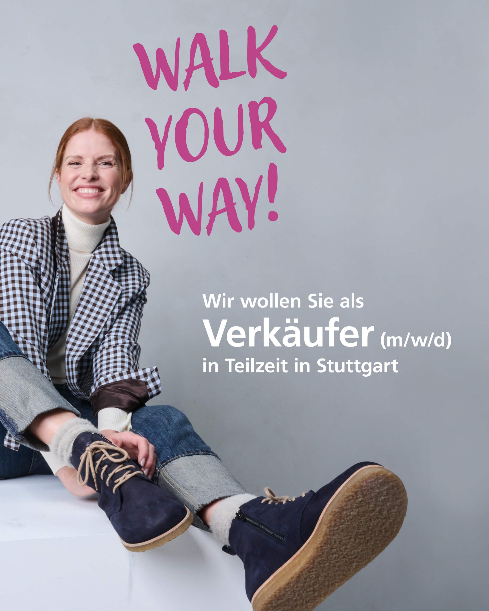 Stellenanzeige für Verkäufer (m/w/d) in Teilzeit in Stuttgart Junge Frau mit kariertem Blazer und Jeans sitzt lächelnd. Text: 'WALK YOUR WAY! Wir wollen Sie als Verkäufer (m/w/d) in Teilzeit in Stuttgart.'