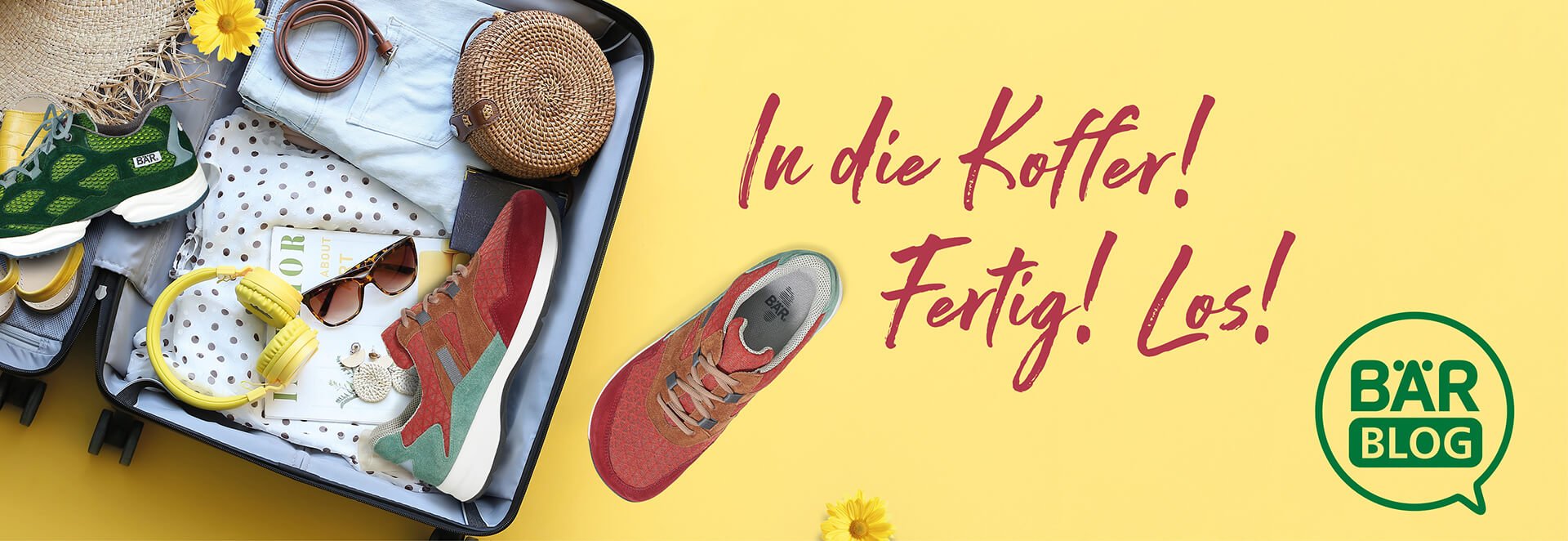Reisegepäck mit Schuhen und Accessoires für den Sommerurlaub Offener Koffer mit grünen und roten Sportschuhen, Kopfhörer, Sonnenbrille und Strohhut auf gelbem Hintergrund mit Text 'In die Koffer! Fertig! Los!'