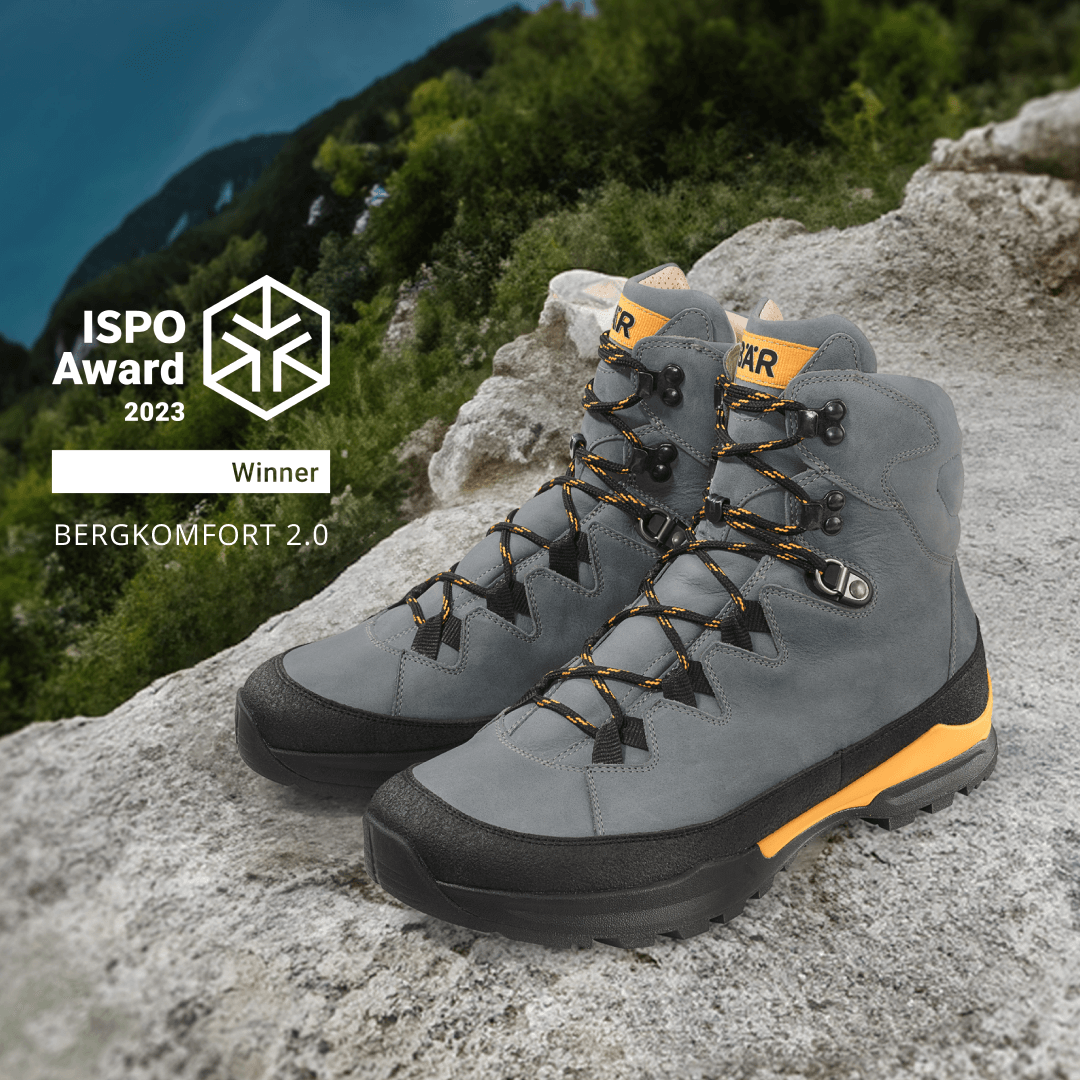 Bergschuhe BERGKOMFORT 2.0 - Gewinner des ISPO Awards 2023 Graue Wanderschuhe BERGKOMFORT 2.0 auf einem Felsen, ausgezeichnet mit dem ISPO Award 2023