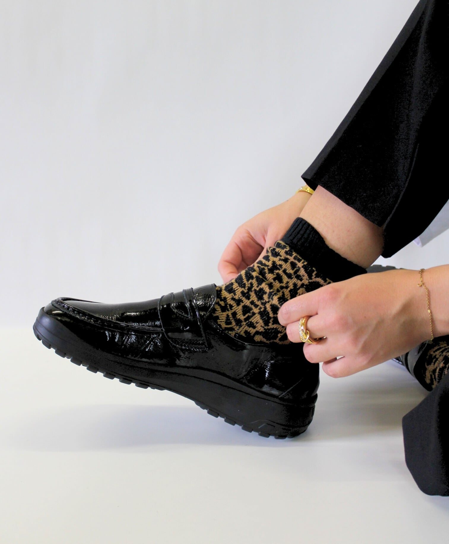 BÄR Schuhe Zehensocken Leopard braun/schwarz Emotionsbild