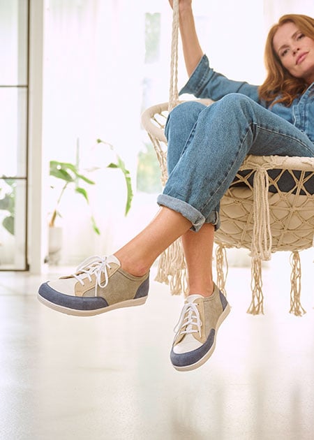BÄR Schuhe Damenschuhe Emma 2.0 in blau/weiß aus Kalbnappaleder, Kalbveloursleder - Anlass: Alltag (Emotionsbild) BÄR Schuhe Damenschuhe Alltag Emma 2.0 blau/weiß Kalbnappaleder, Kalbveloursleder Emotionsbild