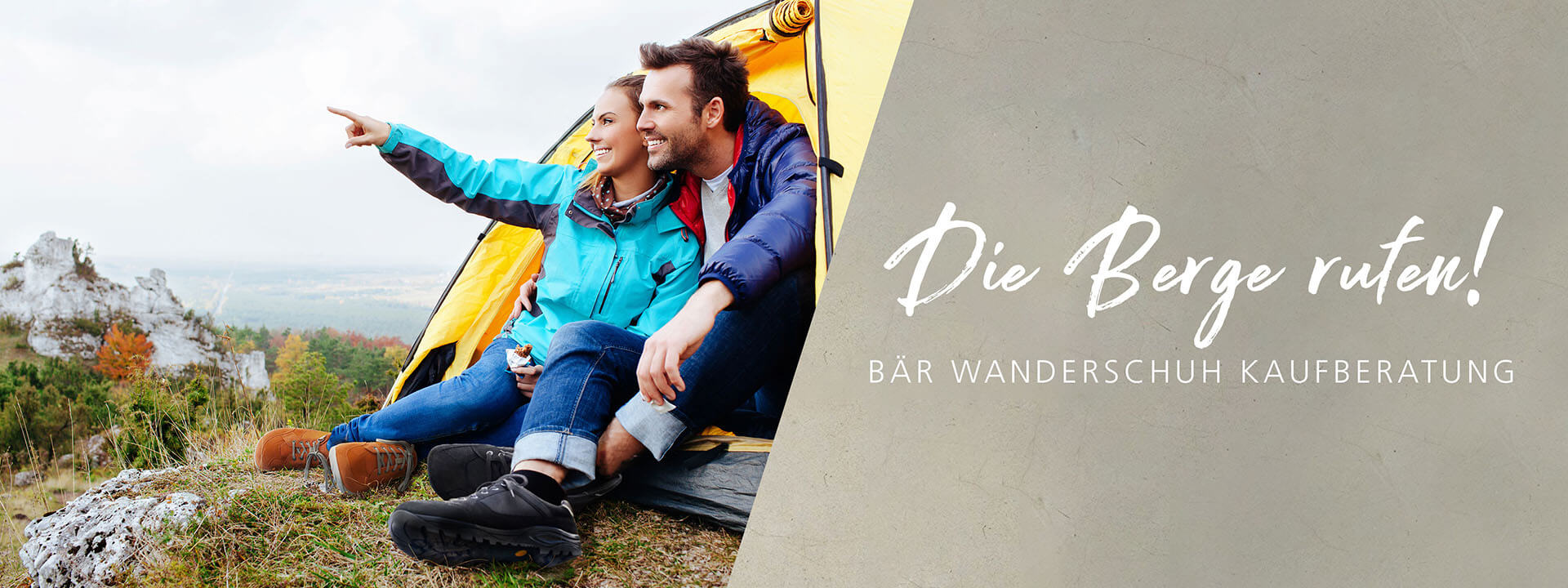 Paar genießt die Aussicht vor ihrem Zelt in den Bergen Lächelndes Paar sitzt vor Zelt in den Bergen und blickt in die Ferne. Text: Die Berge rufen! BÄR Wanderschuh Kaufberatung.