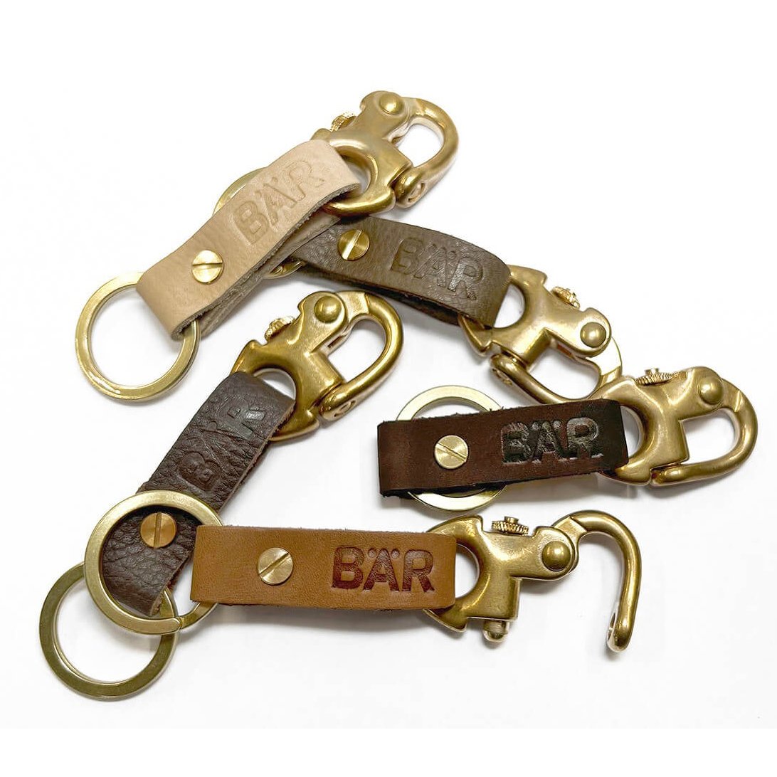 BÄR Schuhe Schlüsselanhänger BÄR in dunkelbraun (Emotionsbild) BÄR Schuhe Schlüsselanhänger BÄR dunkelbraun Emotionsbild