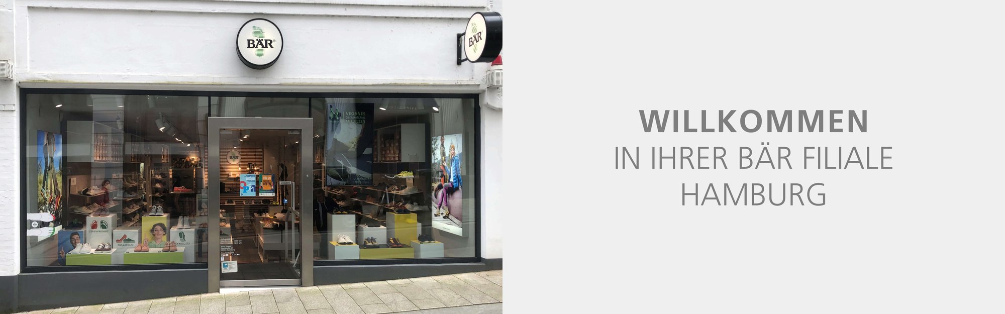 Schaufenster der BÄR Filiale in Hamburg Außenansicht der BÄR Schuhgeschäft-Filiale in Hamburg mit Schaufensterdekoration und Willkommensschriftzug.