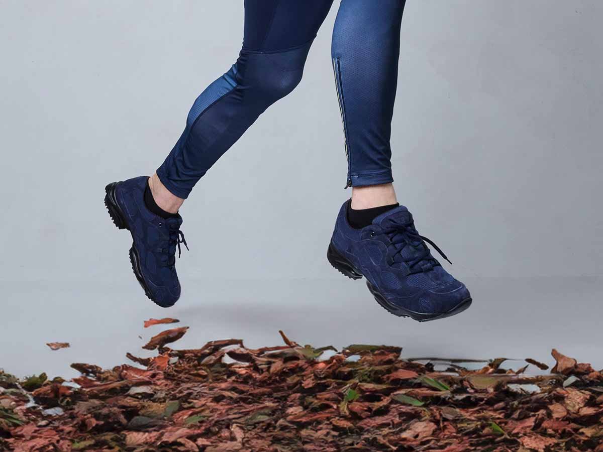 BÄR Schuhe Unisexschuhe High Performance 2.5 in dunkelblau aus Kalbveloursleder, Textil - Anlass: Laufschuhe (Emotionsbild) BÄR Schuhe Unisexschuhe Laufschuhe High Performance 2.5 dunkelblau Kalbveloursleder, Textil Emotionsbild