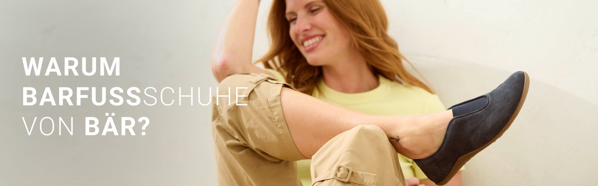Lächelnde Frau in bequemen Barfußschuhen von BÄR