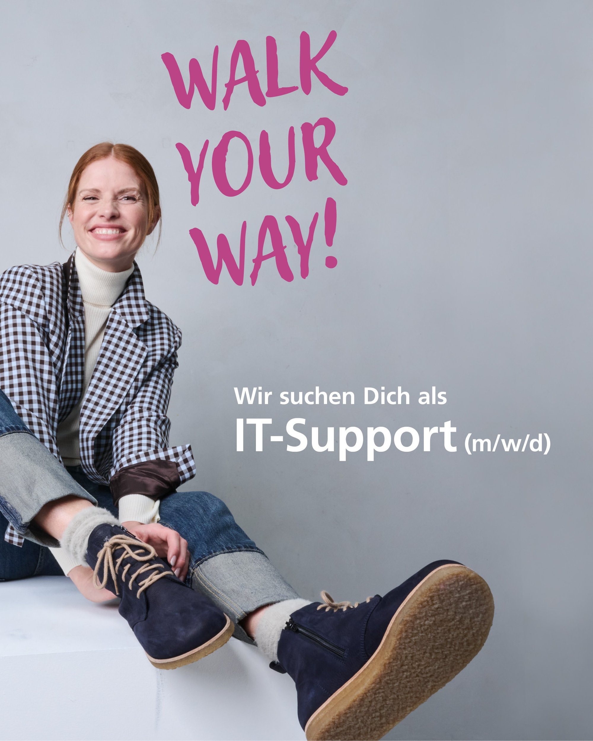 Lächelnde Person in modischer Kleidung mit der Aufschrift 'Walk Your Way' und Jobangebot für IT-Support (m/w/d)