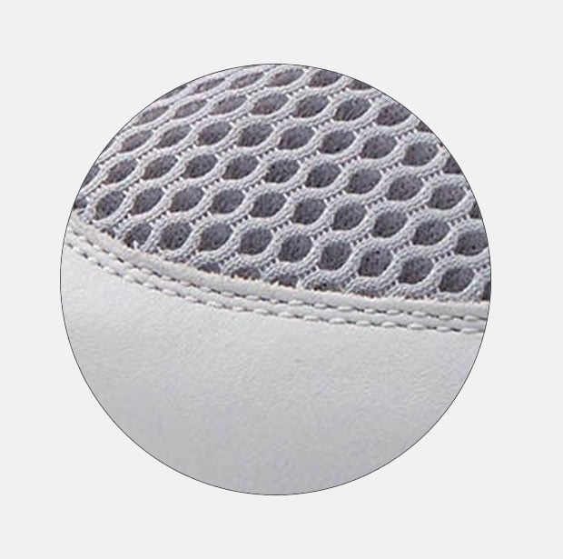 Detailansicht einer grauen Mesh-Oberfläche mit weißem Rand an einem Sportschuh