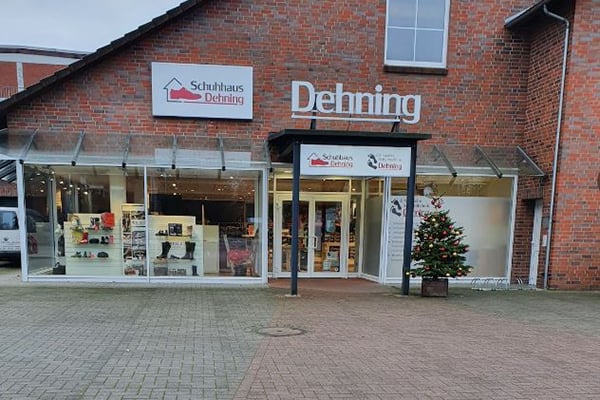 Eingang des Schuhhauses Dehning mit Schaufenstern und Weihnachtsbaum