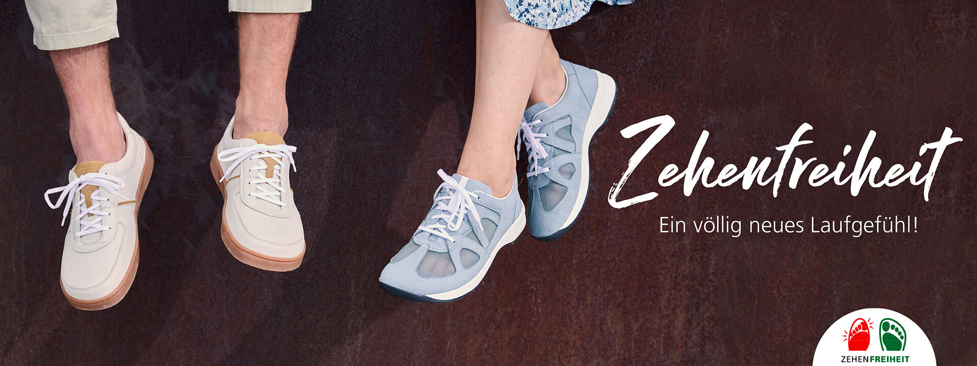 Zwei Paar Schuhe mit dem Schriftzug 'Zehenfreiheit' und 'Ein völlig neues Laufgefühl' sind zu sehen.